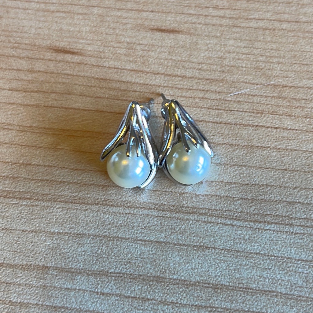 Pearl Studs!